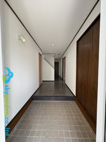 藤沢市片瀬2丁目　中古戸建の玄関|広い玄関ホール