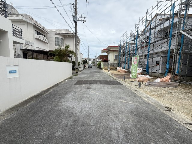 うるま市喜仲（全3棟）2号棟の前面道路含む現地写真|※北側公道6m♪