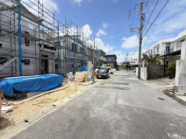うるま市喜仲（全3棟）2号棟の前面道路含む現地写真|※北側公道6m♪