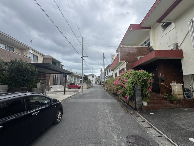 うるま市喜仲（全3棟）ラスト2号棟の前面道路含む現地写真|※北側公道6m♪