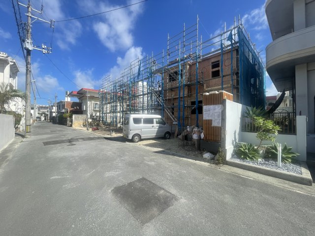 うるま市喜仲（全3棟）2号棟の前面道路含む現地写真|※北側公道6m♪