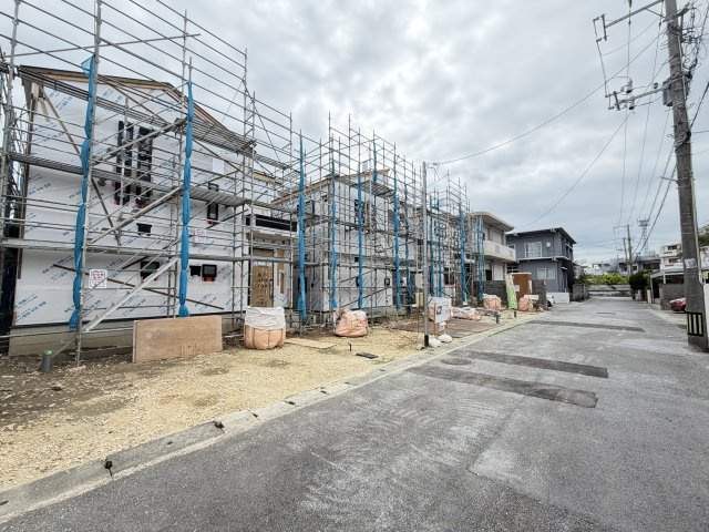 うるま市喜仲（全3棟）2号棟の前面道路含む現地写真|※北側公道6m♪