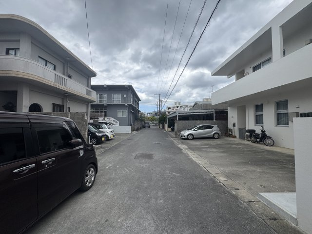 うるま市喜仲（全3棟）ラスト2号棟の前面道路含む現地写真|※北側公道6m♪