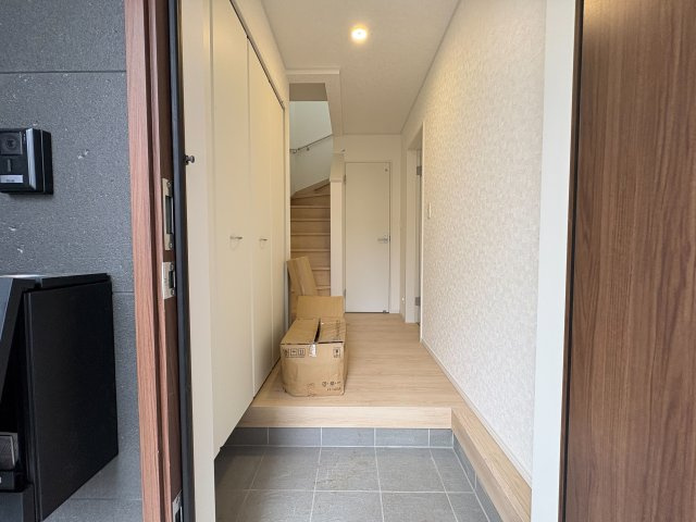 《仲介手数料半額》鶴ヶ島市藤金第13　全2棟　2号棟の玄関|玄関スペース