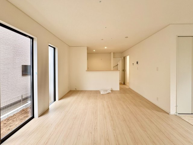 《仲介手数料半額》鶴ヶ島市藤金第13　全2棟　2号棟の居間・リビング|LDK15.9帖