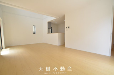 【居間・リビング】 | 綾瀬市寺尾台２丁目　新築戸建て　全1棟　【仲介手数料無料】