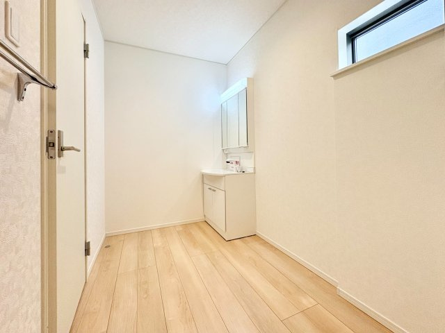 《仲介手数料半額》朝霞市宮戸　第４全１６区棟　3号棟の独立洗面台|パウダールーム