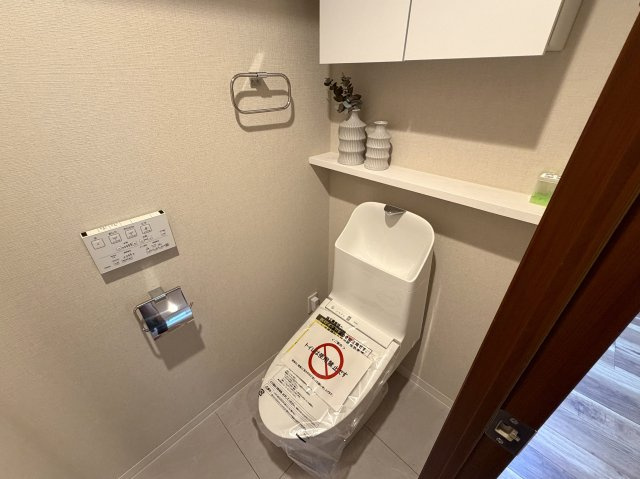 オートロックに宅配ボックスのある１階の角部屋！！車持ちであればインター至近で各方面に快適アクセス！！ペット足洗い場に電動シャッター！！マジかっ！！な、『日神デュオステージ三ツ沢公園』リノベーションのトイレ|シンプルで使いやすいトイレです
