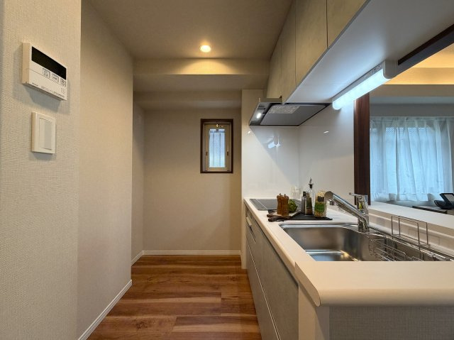 オートロックに宅配ボックスのある１階の角部屋！！車持ちであればインター至近で各方面に快適アクセス！！ペット足洗い場に電動シャッター！！マジかっ！！な、『日神デュオステージ三ツ沢公園』リノベーションのキッチン|キッチンでお料理をお楽しみください
