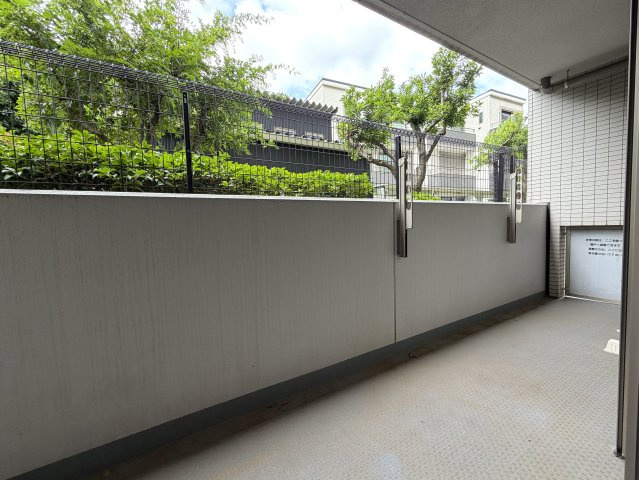 オートロックに宅配ボックスのある１階の角部屋！！車持ちであればインター至近で各方面に快適アクセス！！ペット足洗い場に電動シャッター！！マジかっ！！な、『日神デュオステージ三ツ沢公園』リノベーションのバルコニー|落ち着いた時間を過ごせるバルコニーです