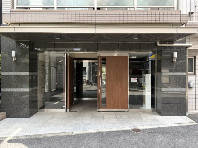 オートロックに宅配ボックスのある１階の角部屋！！車持ちであればインター至近で各方面に快適アクセス！！ペット足洗い場に電動シャッター！！マジかっ！！な、『日神デュオステージ三ツ沢公園』リノベーション