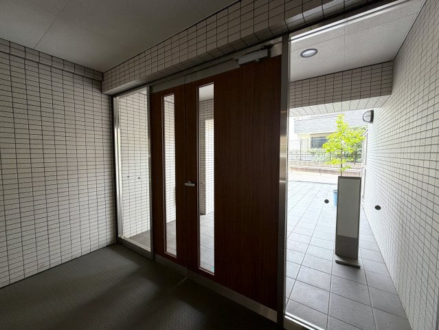 オートロックに宅配ボックスのある１階の角部屋！！車持ちであればインター至近で各方面に快適アクセス！！ペット足洗い場に電動シャッター！！マジかっ！！な、『日神デュオステージ三ツ沢公園』リノベーション