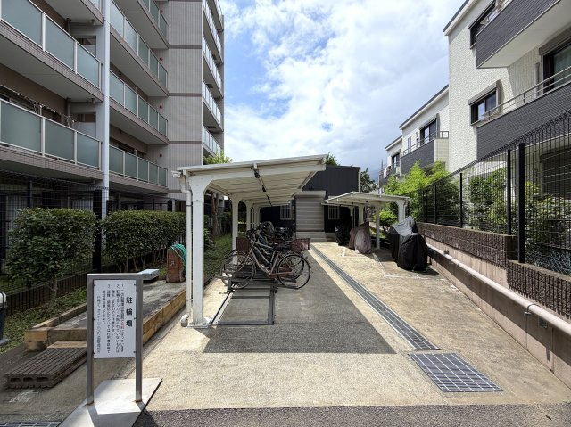 オートロックに宅配ボックスのある１階の角部屋！！車持ちであればインター至近で各方面に快適アクセス！！ペット足洗い場に電動シャッター！！マジかっ！！な、『日神デュオステージ三ツ沢公園』リノベーションの駐輪場