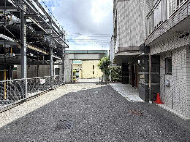 オートロックに宅配ボックスのある１階の角部屋！！車持ちであればインター至近で各方面に快適アクセス！！ペット足洗い場に電動シャッター！！マジかっ！！な、『日神デュオステージ三ツ沢公園』リノベーションの駐車場|駐車場に車を止められます