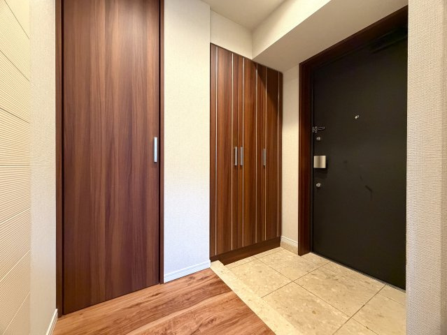オートロックに宅配ボックスのある１階の角部屋！！車持ちであればインター至近で各方面に快適アクセス！！ペット足洗い場に電動シャッター！！マジかっ！！な、『日神デュオステージ三ツ沢公園』リノベーションの玄関|玄関です