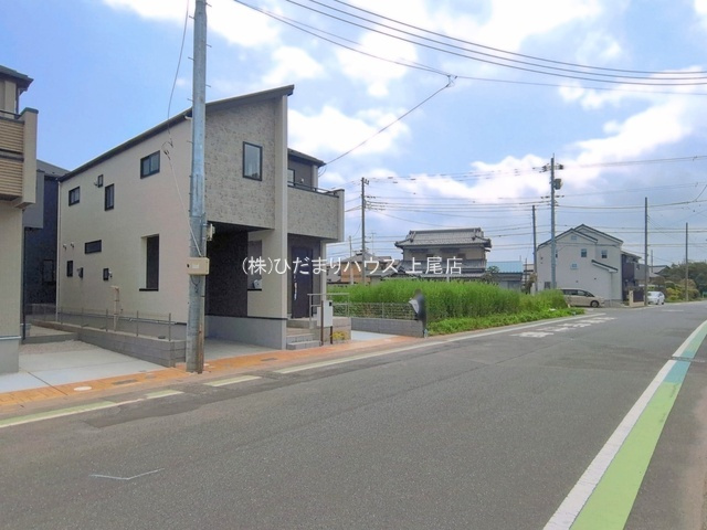 上尾市今泉2丁目　新築戸建　ブルーミング01の前面道路含む現地写真