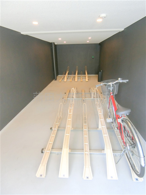 ルネサンスコート蒲田のその他共用部分|屋根付きの駐輪場