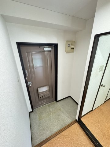 レジデンスタカラの玄関