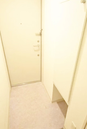 ルームス市川（E-073)の玄関