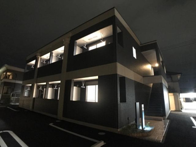【外観】 | メゾン　ド　シャルール | 外観写真（夜）
