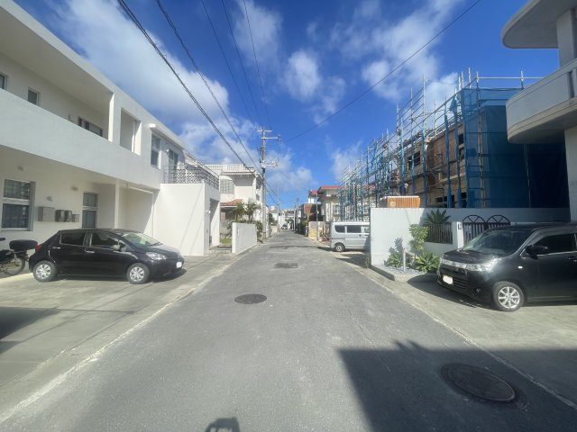 うるま市喜仲（全3棟）1号棟の前面道路含む現地写真|※北側公道6m♪