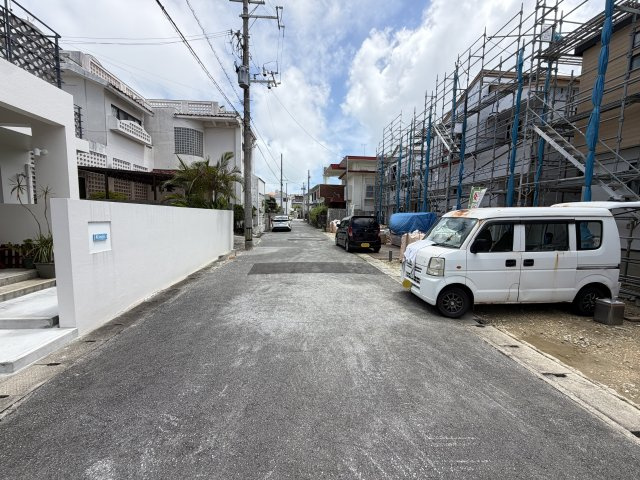 うるま市喜仲（全3棟）1号棟の前面道路含む現地写真|※北側公道6m♪