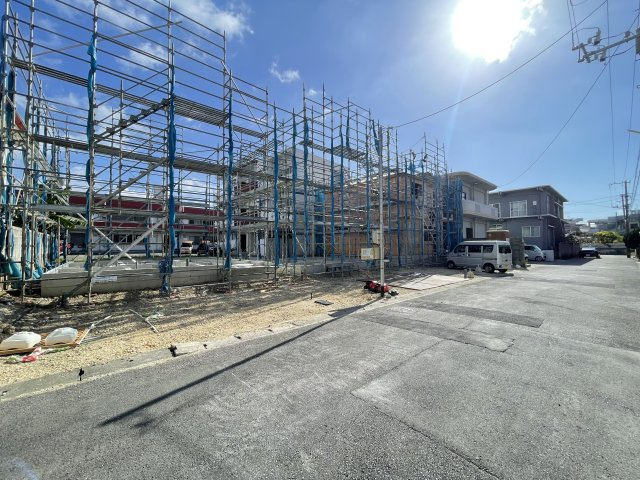 うるま市喜仲（全3棟）1号棟の前面道路含む現地写真|※北側公道6m♪