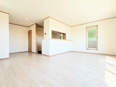 【居間・リビング】 | ◆町田市相原町　中古戸建◆ | ◆一家だんらんのスペースとなるＬＤＫ。窓から明るい光が差し込み、思わず家族の会話も弾む快適な空間。