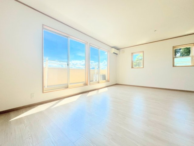【居間・リビング】 | ◆町田市相原町　中古戸建◆ | ◆広々としたリビング・ダイニングは、シックでモダンな内装。落ち着いた雰囲気に包まれて、伸びやかな空間のなかで、ゆったりと家族団らんのひとときを過ごせます。