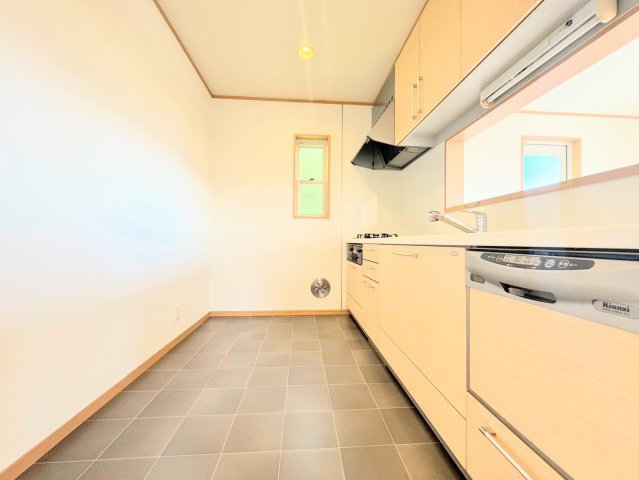【キッチン】 | ◆町田市相原町　中古戸建◆ | ◆キッチンからダイニングやリビングが見渡せるキッチン。料理をしながら家族とコミュニケーションをとれるだけでなく、大きな開放感も得られることができます。