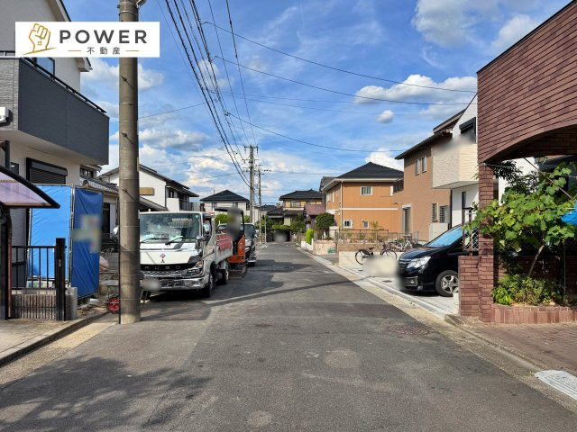 緑区兵庫２丁目４１２番　全２棟の前面道路含む現地写真|十分な幅が確保されており、車の出し入れもスムーズ。お子様の送り迎えなど、日常の動作も快適に行えます。