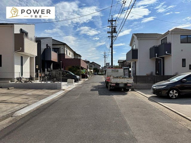 緑区兵庫２丁目４１２番　全２棟の前面道路含む現地写真|十分な幅が確保されており、車の出し入れもスムーズ。お子様の送り迎えなど、日常の動作も快適に行えます。