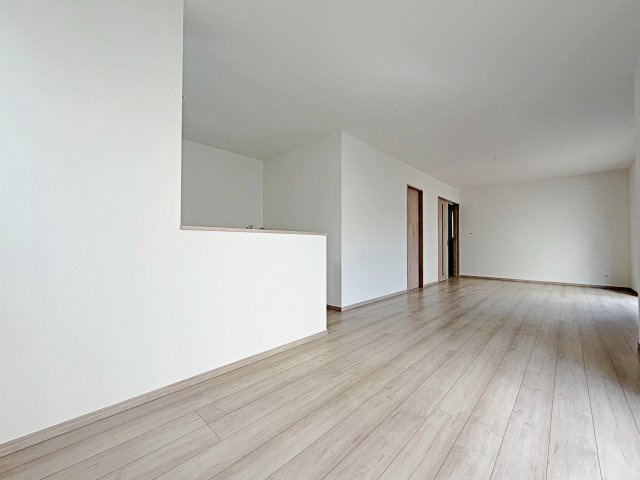 緑区兵庫２丁目４１２番　全２棟の居間・リビング|家族が自然と集まる広々としたリビング。お子様の成長を見守りながら過ごせます。