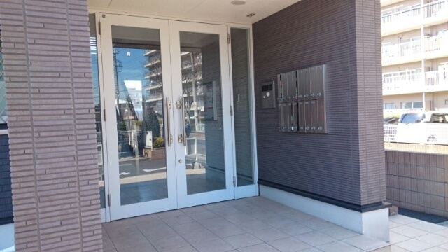 フレール与野本町六番館のエントランス