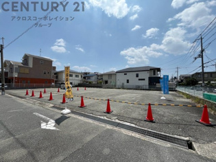敷地面積が約100坪、広々とした庭、複数台分のカースペース、あるいは二世帯住宅や平屋など、ゆとりある大邸宅の設計が可能。