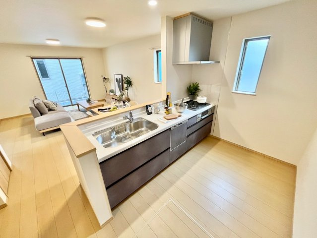 【仲介手数料無料】ふじみ野市亀久保3丁目―新築分譲住宅―最終1棟の内観：施工例|お洒落な内装に似合う、シンプルでスタイリッシュなキッチン。見た目と機能性のバランスが大事なポイントです。