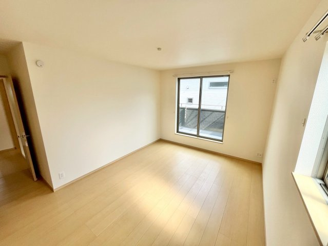 【仲介手数料無料】ふじみ野市亀久保3丁目―新築分譲住宅―最終1棟の内観：施工例|8.62帖のゆとりある主寝室。ベッドを置いても動線が広く、家具配置もしやすい快適な広さです。落ち着いた雰囲気で、毎日の休息を上質に過ごせる主寝室となっています。