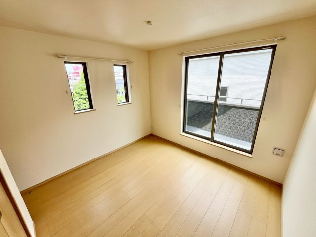 【仲介手数料無料】ふじみ野市亀久保3丁目―新築分譲住宅―最終1棟の内観：施工例|6.06帖の寝室は、南東向きバルコニーと大きな窓が生む、明るく伸びやかな居室。子ども部屋や書斎としても使いやすいサイズです。