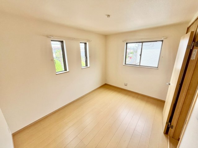 【仲介手数料無料】ふじみ野市亀久保3丁目―新築分譲住宅―最終1棟の内観：施工例|リビングに隣接した4.87帖の続き間は、くつろぎスペースやキッズエリア、来客時の簡易個室としても使える万能空間。扉を開ければ一体感が生まれ、生活シーンに合わせて柔軟に使い分けできます。