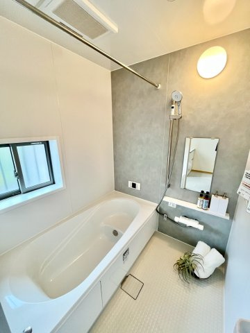 【仲介手数料無料】ふじみ野市亀久保3丁目―新築分譲住宅―最終1棟の内観：施工例|一日の疲れを優しく癒す、ゆったり広々とした浴室。保温浴槽で冬もポカポカ、お湯も冷めにくい。心までほぐれる、極上のリラックス空間です。