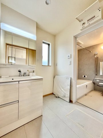 【仲介手数料無料】ふじみ野市亀久保3丁目―新築分譲住宅―最終1棟の内観：施工例|収納スペースもしっかり確保された洗面台。散らかりがちな洗面スペースが片付き、朝の身支度も気持ちがいいですね。