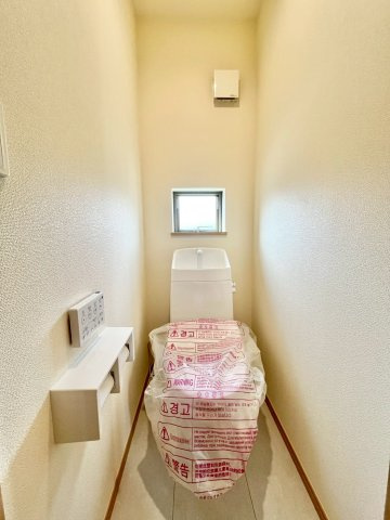 【仲介手数料無料】ふじみ野市亀久保3丁目―新築分譲住宅―最終1棟の内観：施工例|トイレ内に備え付けた収納は、トイレットペーパーや掃除用品、衛生用品をすっきりしまえる便利なスペース。
必要な物がすぐ手に取れる位置にまとまるため、日々の補充や掃除がスムーズになります。