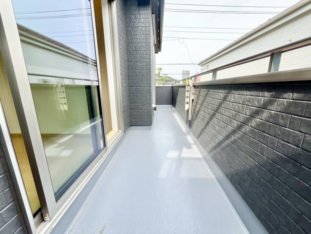 【仲介手数料無料】ふじみ野市亀久保3丁目―新築分譲住宅―最終1棟の内観：施工例|住まわれる人だけに許された専用の快適なバルコニー。めまぐるしく過ぎ行く日々の中でゆったりとした癒しを提供してくれる居住者のプライベート空間がここにあります。