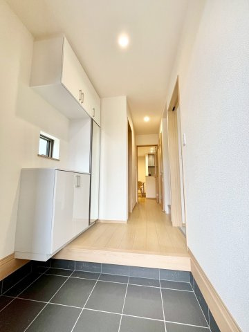 【仲介手数料無料】ふじみ野市亀久保3丁目―新築分譲住宅―最終1棟の内観：施工例|大容量SIC完備。しっかりしまう場所があるから、玄関はすっきり。大容量のシューズインクローゼットで、暮らしの第一印象を整えます。