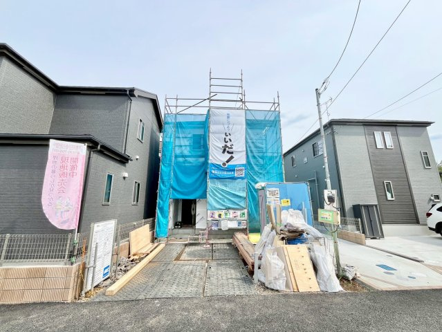 【仲介手数料無料】ふじみ野市亀久保3丁目―新築分譲住宅―最終1棟の外観|閑静な住宅街に位置しているため、緑を眺めながら贅沢な時間をお過ごしいただけます。雰囲気の良い緑道はジョギングや毎日のお散歩コースにぴったりです。