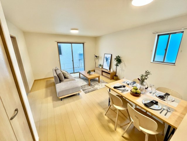 【仲介手数料無料】ふじみ野市亀久保3丁目―新築分譲住宅―最終1棟の内観：施工例|柔らかな陽光に照らされ、暮らしに何とも言えない高級感を生み出します。造りこんだ空間演出の妙が生み出す光と質のハーモニーはこの住宅のクオリティの良さを実感させてくれます。