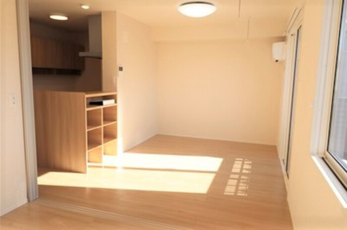 アジュール大成町の居間・リビング|こちらのリビングで趣味の時間をお楽しみください