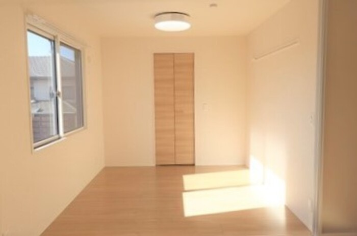 アジュール大成町の洋室|明るい洋室です