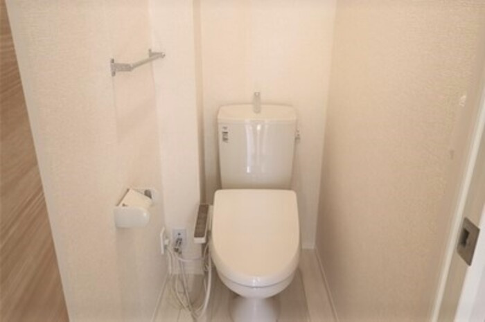アジュール大成町のトイレ|落ち着いた色調のトイレです