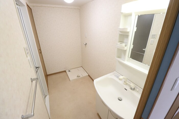 エミネンス大町の洗面所|明るい洗面所です